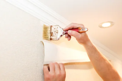 Pose de papier peint à Rousset — revêtements muraux et toiles de verre